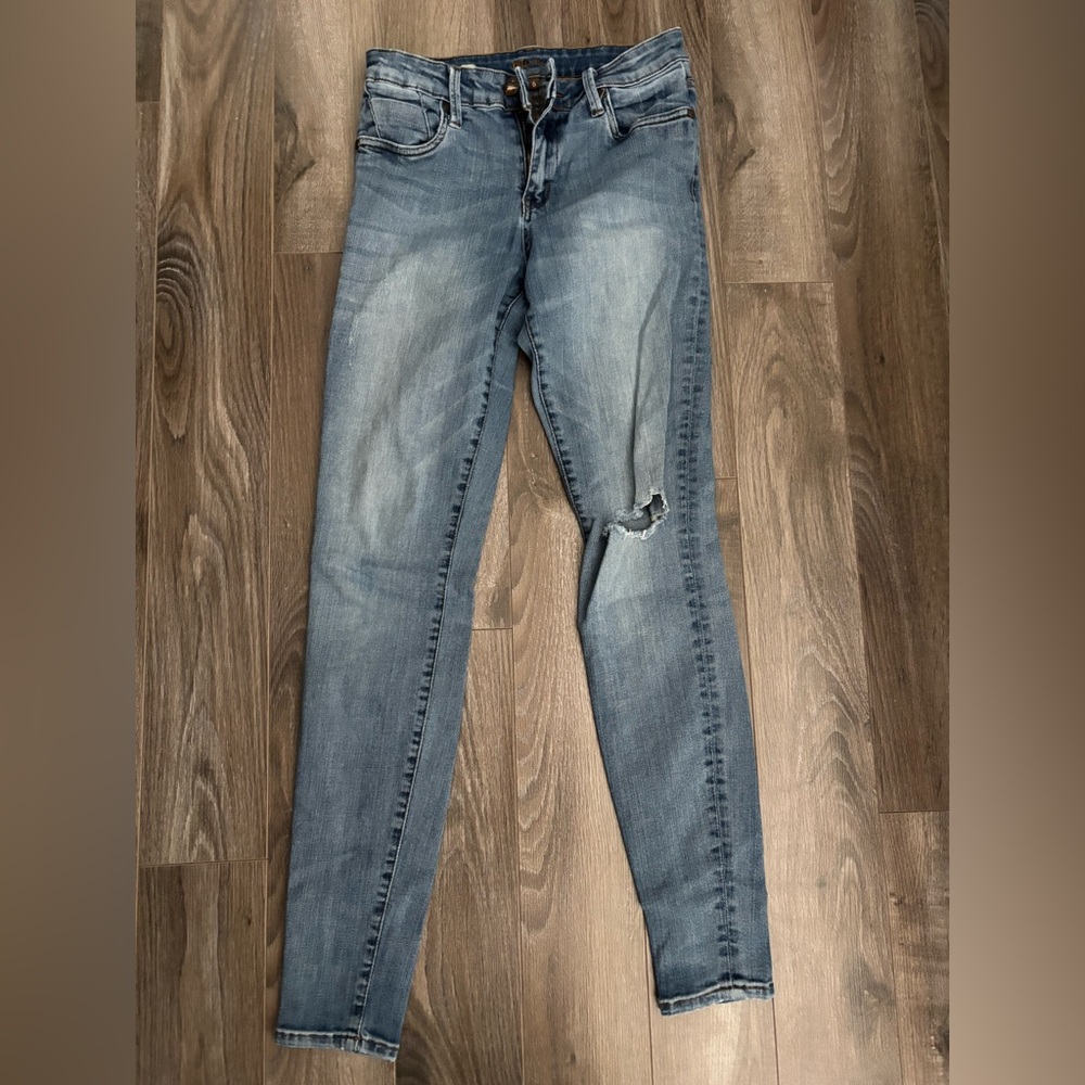 Kut from the Kloth MIA Light Blue Skinny Jeans with Distressed Knee